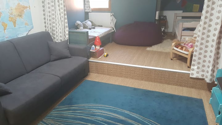 غرفة وغرفة ألعاب في الميزانين بسرير واحد للبالغين وسرير أطفال وأريكة مزدوجة قابلة للتحويل عالية الجودة. يتم توفير البياضات، بالإضافة إلى سريرين إضافيين حسب الحاجة. 