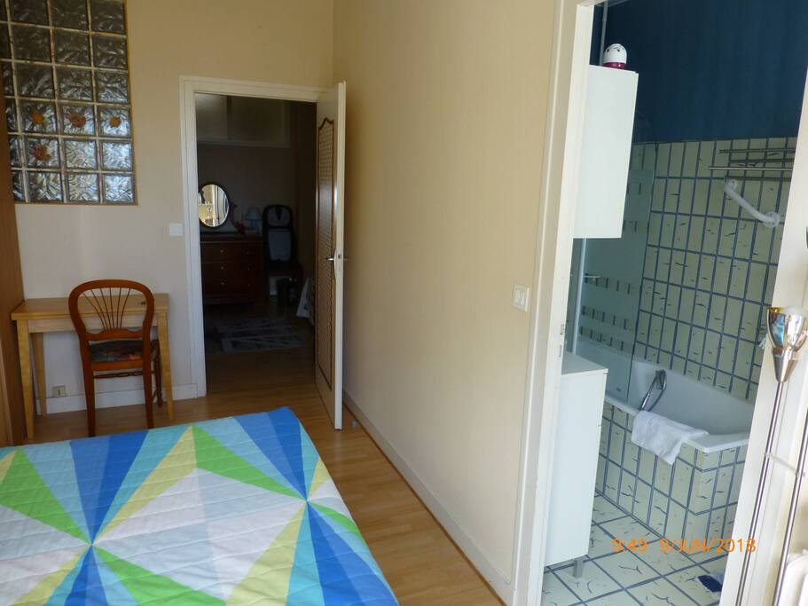 Suite - Chambre principale - Salle de bain sur la droite / chambre secondaire au fond.