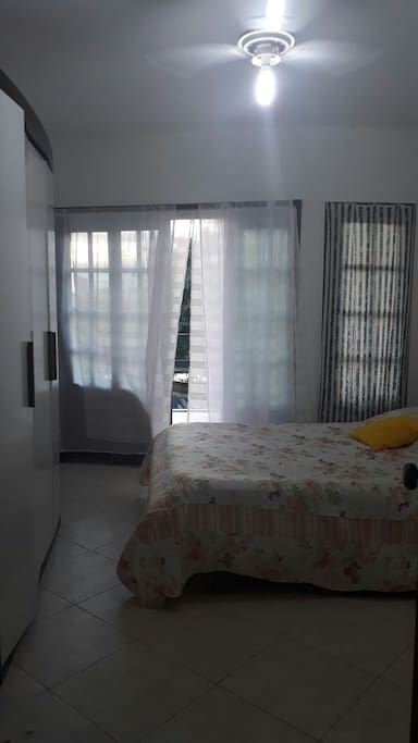 Quarto c varanda e banheiro.