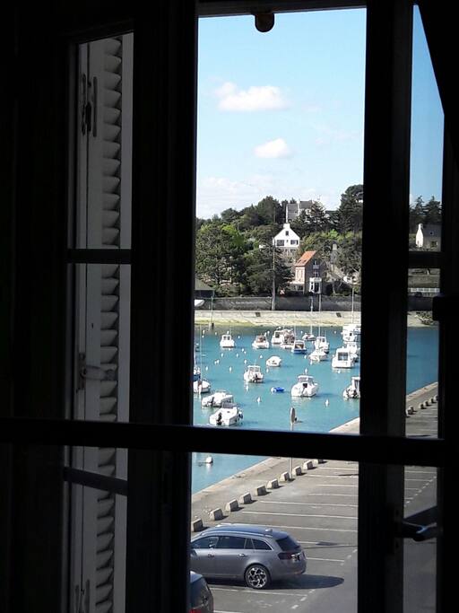 vue, assis dans le canapé. ..