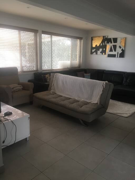 lounge room (1st pic)