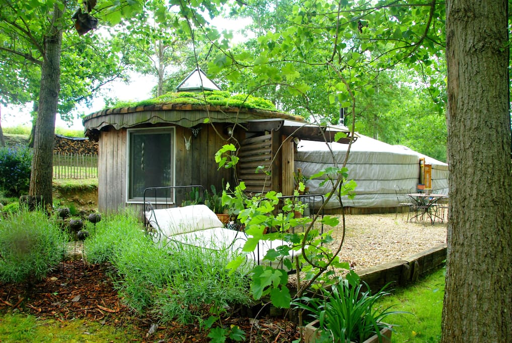 vue de la maison bois accolée aux yourtes