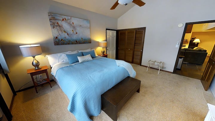 Главна спална соба со приватна бања.