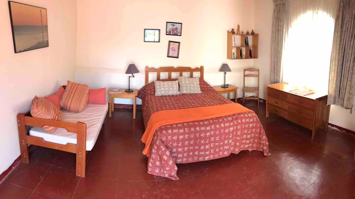 Nyumba isiyo na ghorofa 
Chumba cha kulala cha
watu wawili kinaunganishwa na chumba cha kulala 4

Chumba cha watu wawili
Ungana na chumba cha 4