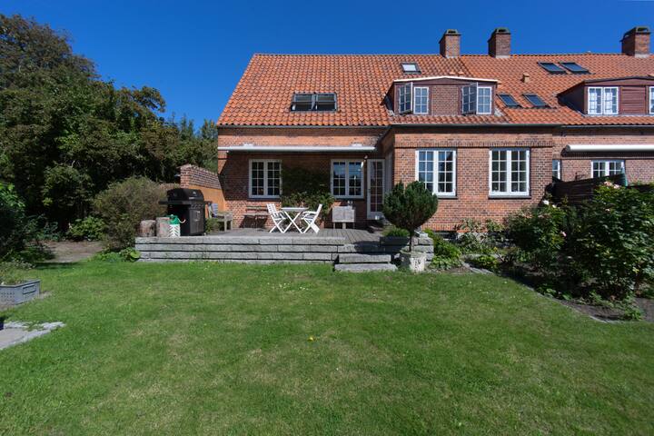 Spacious & Stylish Townhouse close to City Center