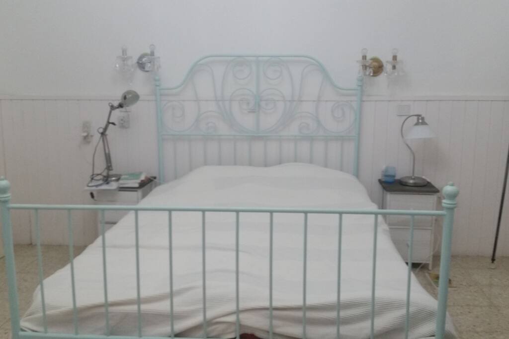 A BEUTIFUL ROMANTIC PARENTS BED