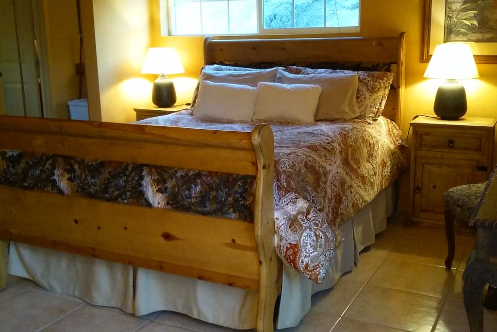 Super comfy queen size bed.
