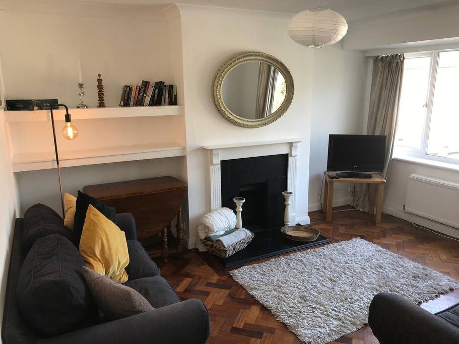 Spacious, comfortable living Room with Amazon Prime