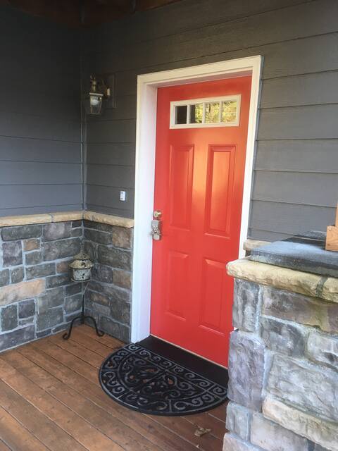 Beautiful new private one bedroom apartment