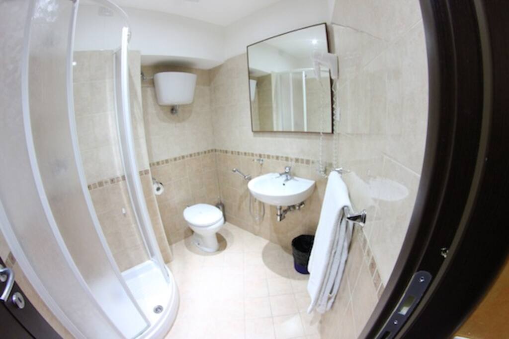 i bagni spaziosi con cabina doccia
