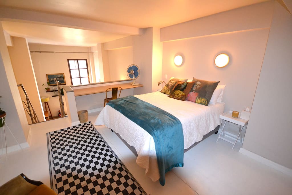 Bedroom with Queen bed, and cotton linen, bic