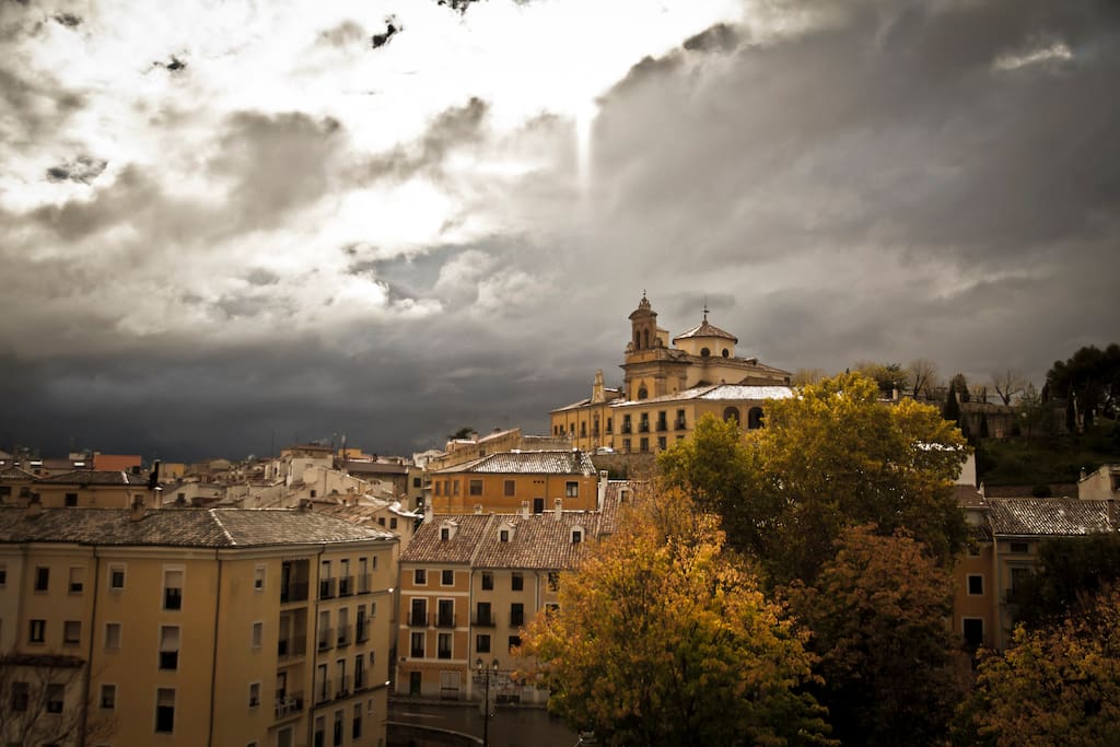 A toda la casa le da el sol todo el día, y los atardeceres son todos únicos.