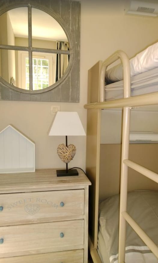 Spálňa Junior a jej pekná malá komoda s úložným priestorom.