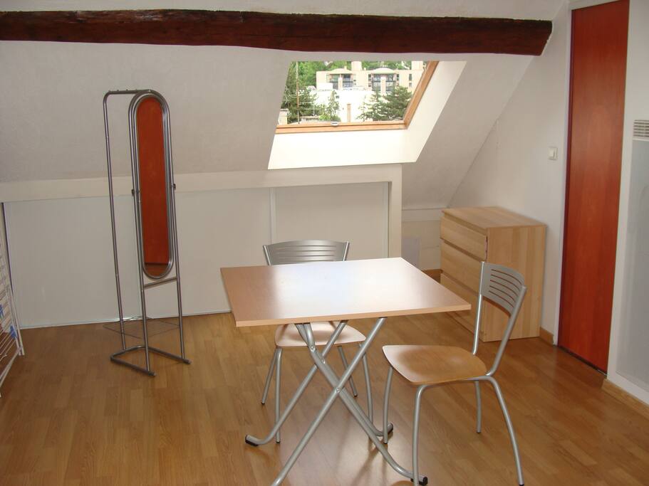 table et placards coulissants