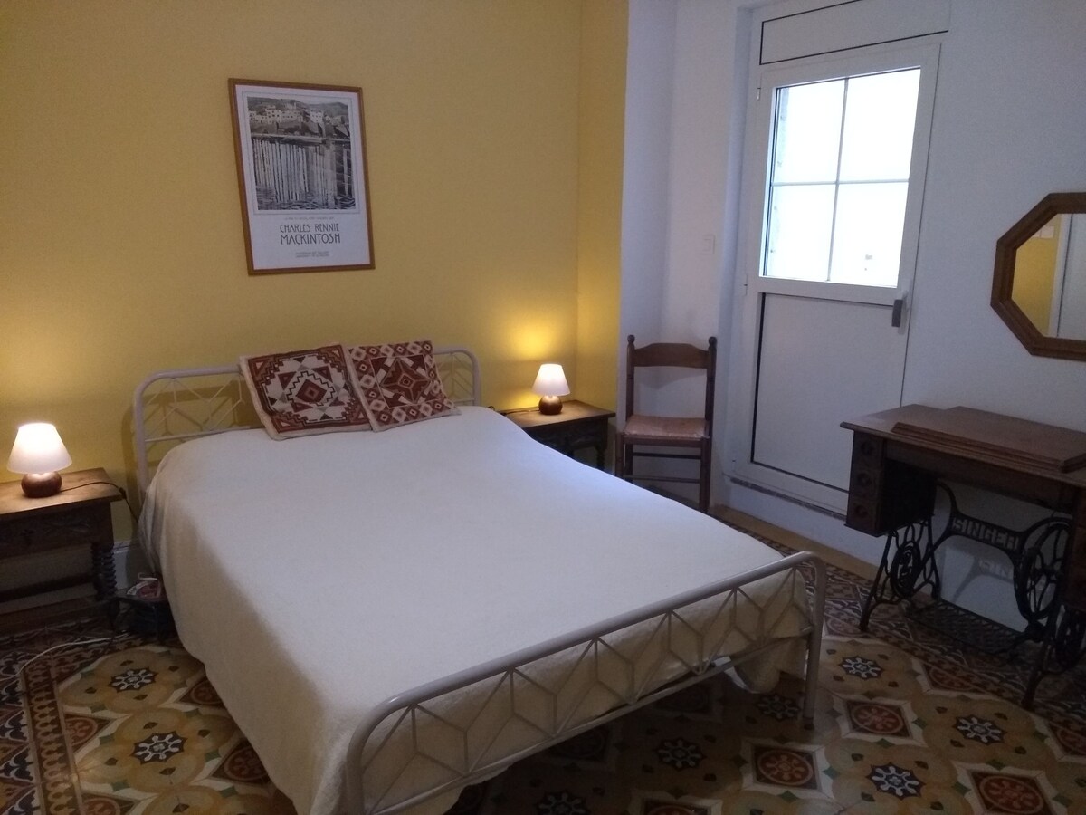 חדר שינה זוגי נוח עם דלת למרפסת מוצלת ו...