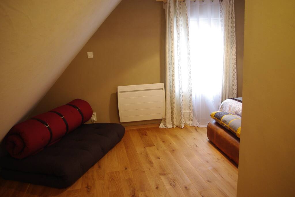 Première chambre avec possibilité d'installer un futon