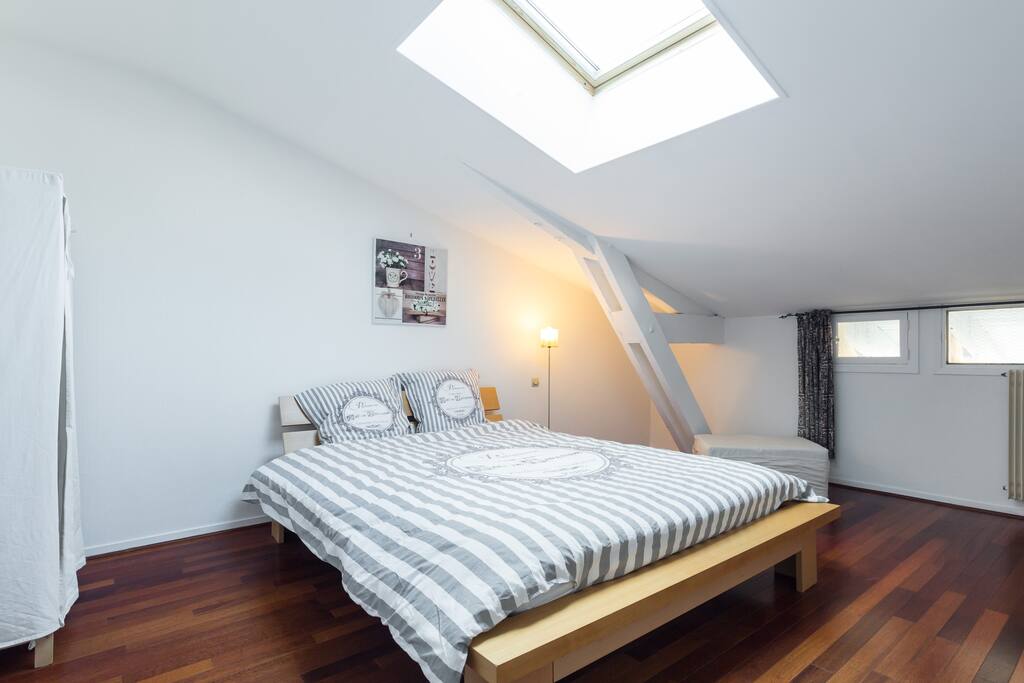 La chambre à coucher / The bed room