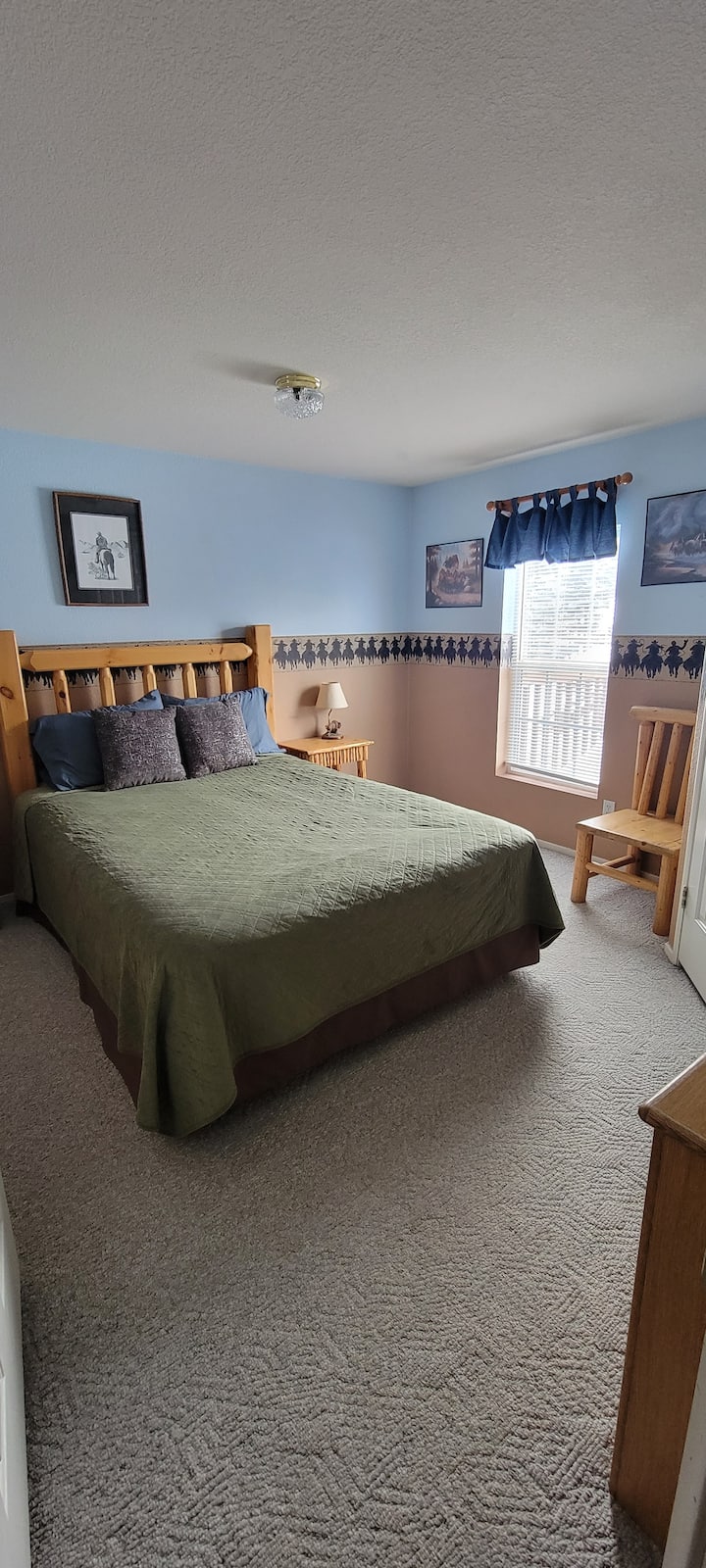 Დედოფლის საწოლი სამხრეთით მდგარი ფანჯრით. Კარადა დამატებითი თეთრეულითა და გასაბერი ლეიბებით. 