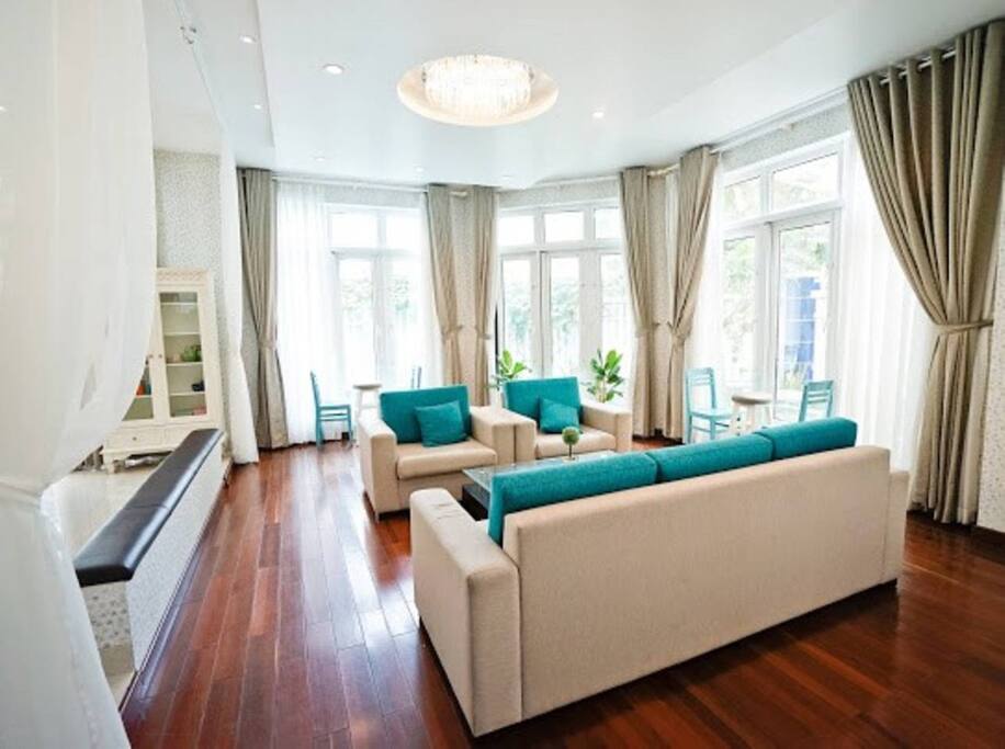 lots of big windows allow sunlight to fullfill the living space