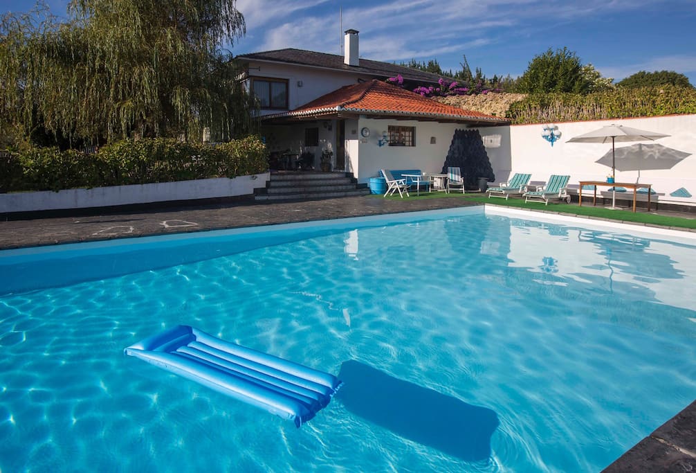 La piscina es el corazón de la casa, se encuentra en una zona muy abrigada donde siempre da el sol