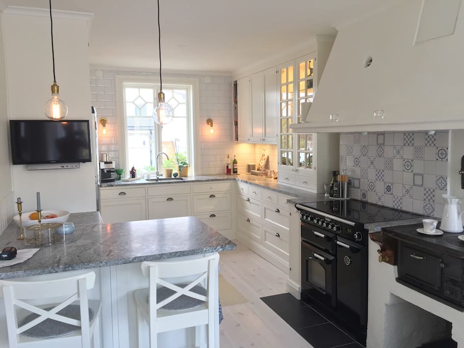 Fully equipped kitchen, newly renovated.