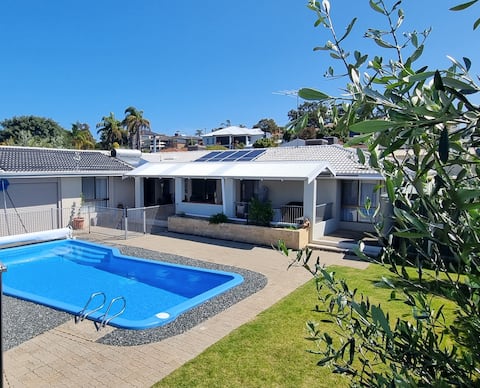 Top performing Airbnb: Relax in comfort, surrounded by water. in Perth