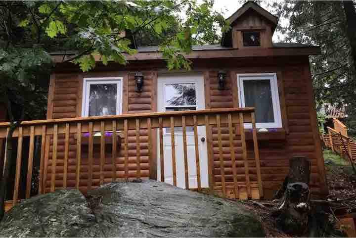 ***bedroom #3-Cozy Bunkie -Separate from the main cottage***  
***Bunkie not available during Winter***
Includes: 1 set of single bunk beds &
 One set of bunk beds with a double mattress on bottom & single on top. 
Has Plugin heater and Plugin fan 