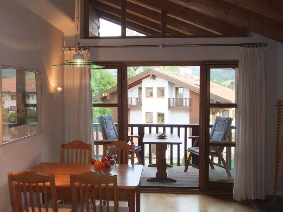 Wohnzimmer mit Balkon nach Süden
