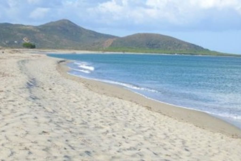 Spiaggia di "Sa Tiria" con vista su Orvile