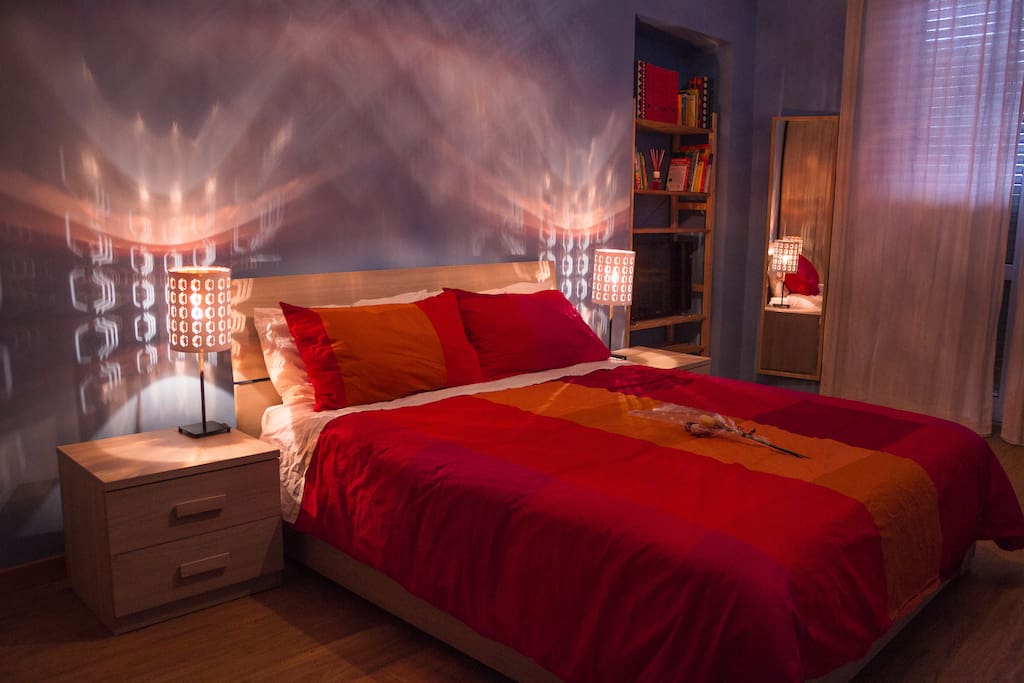 La camera da letto avvolta in un'atmosfera romantica e intima. - Bedroom enveloped by a romantic and intimate atmosphere.