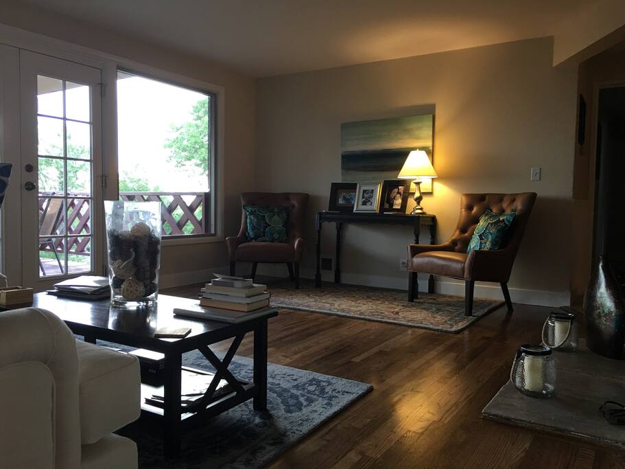 Have a great conversation or read while seated in comfortable leather chairs.