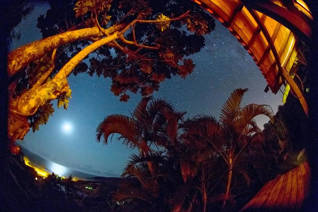 Noite de lua cheia visto pela varanda da casa.