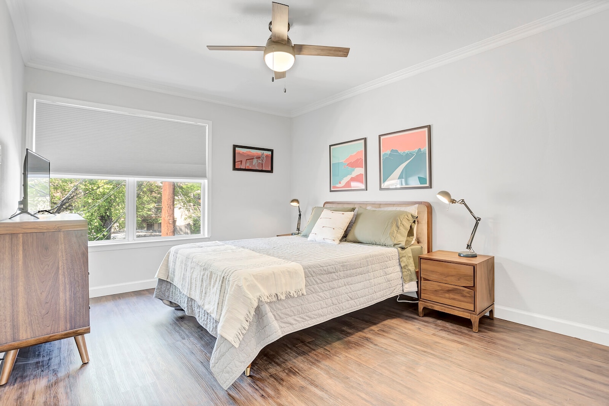 Modern Townhome Easy walk to SoCo, Pool open!