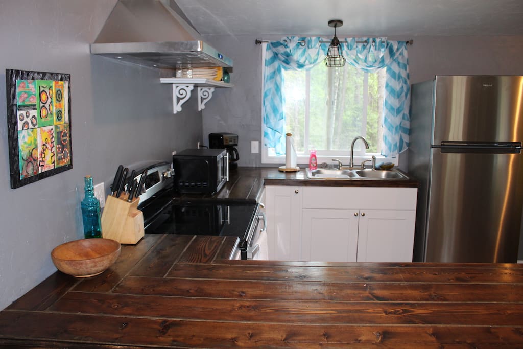 Recently renovated kitchen with new appliances. We mostly have everything you need for cooking. Coffee maker, microwave, toaster, pots/pans, plates, bowls, cups and utensils are provided.