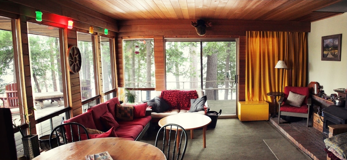 סלון עם הרבה אור, טלוויזיה 42 אינץ' עם חיבור HDMI כדי שתוכלו לחבר את ה-FireTV, AppleTV או Roku שלכם. אינטרנט 5G של רוג'רס עם מהירויות לסטרימינג סרטים - נגן BluRay ו-DVD כלולים. 