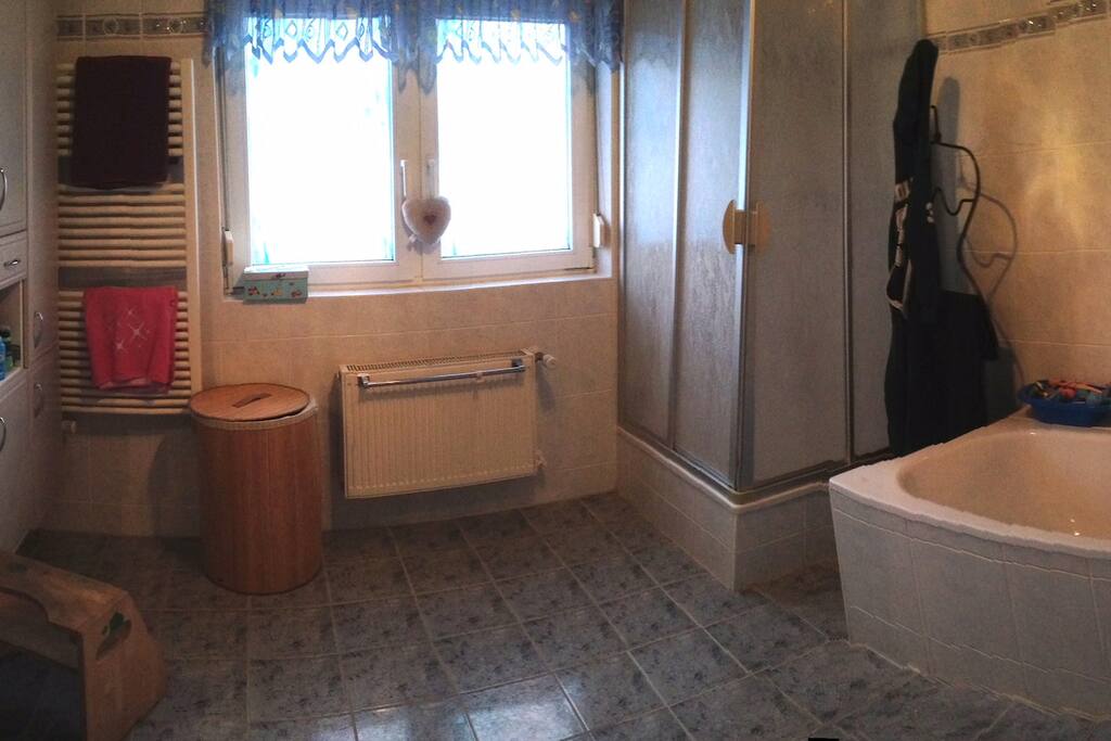 großzügiges, geräumiges Bad mit Duschkabine und Badewanne