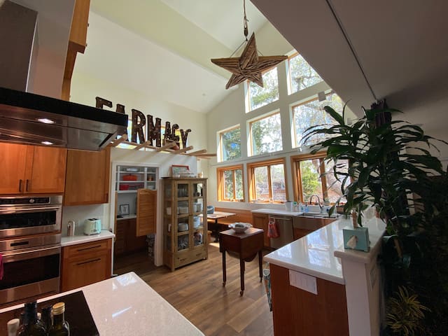 Amazing 4 BR smart home close to Stanford gallery image 2