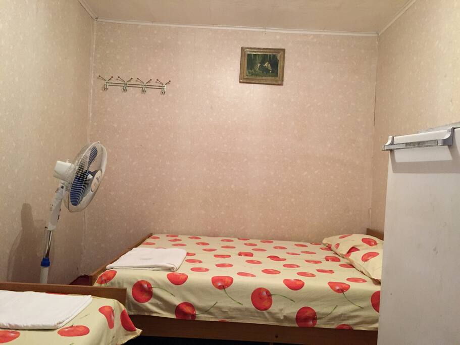 третья комната на 3 человека, две кровати совмещены, третья отдельно