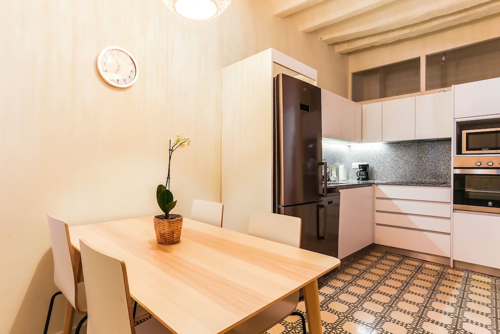 Fully equipped kitchen with dining table