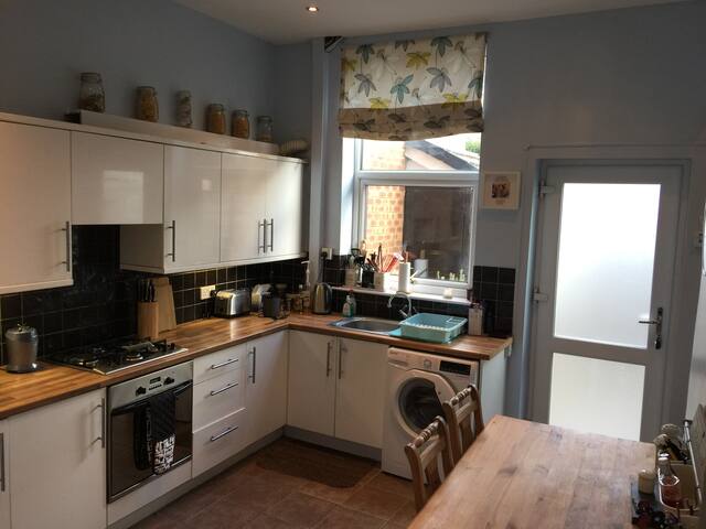 Warm Tidy Terrace House gallery image 3