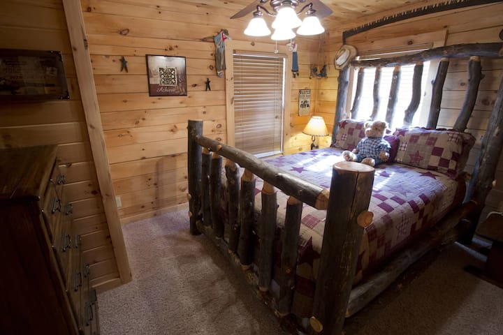 غرفة نوم ثانية بسرير بحجم كبير 