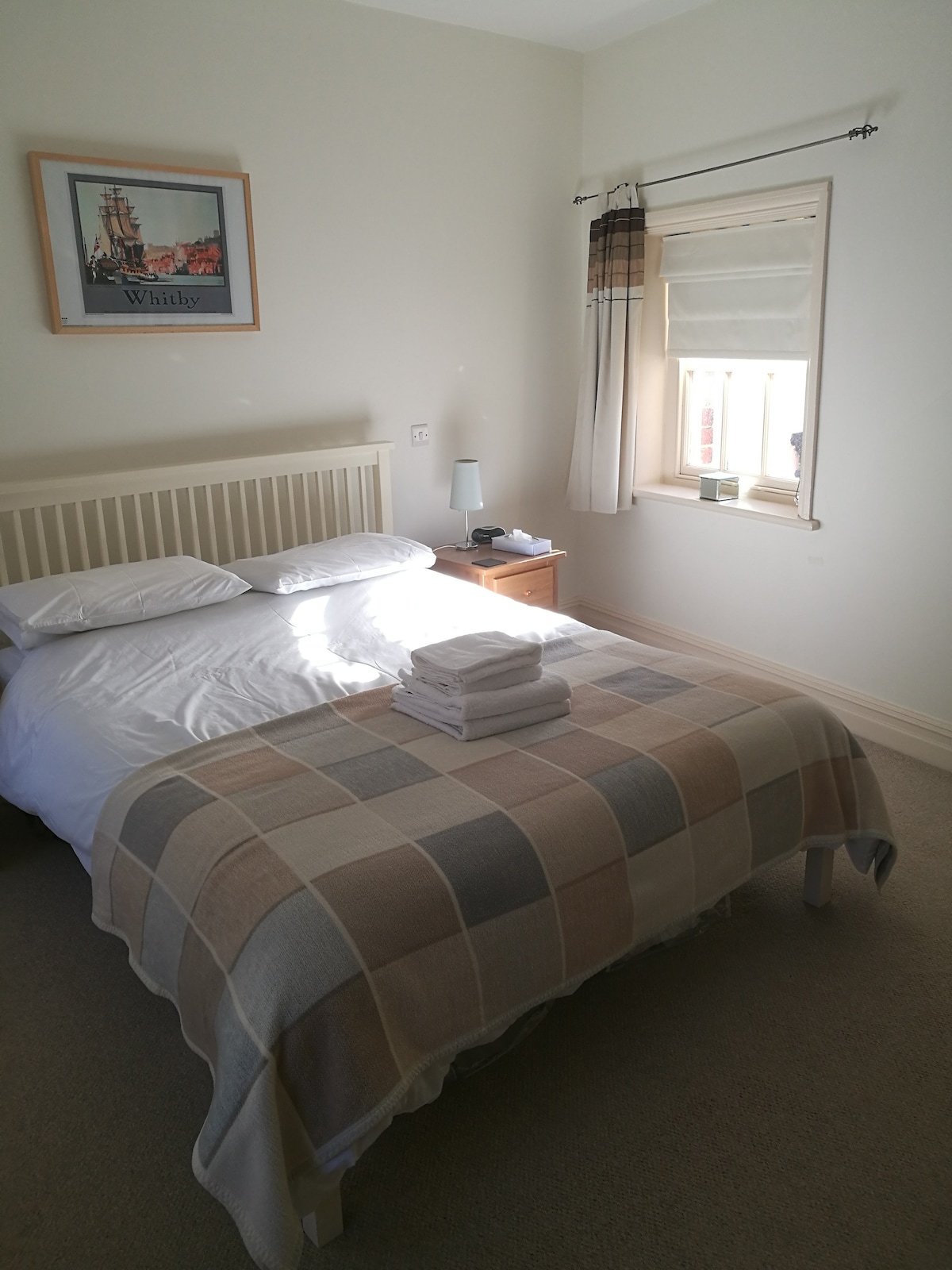 主卧配有加大双人床