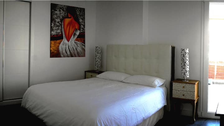 Chambre 1
Double queensize standard au rez-de-chaussée avec salle de bain à côté