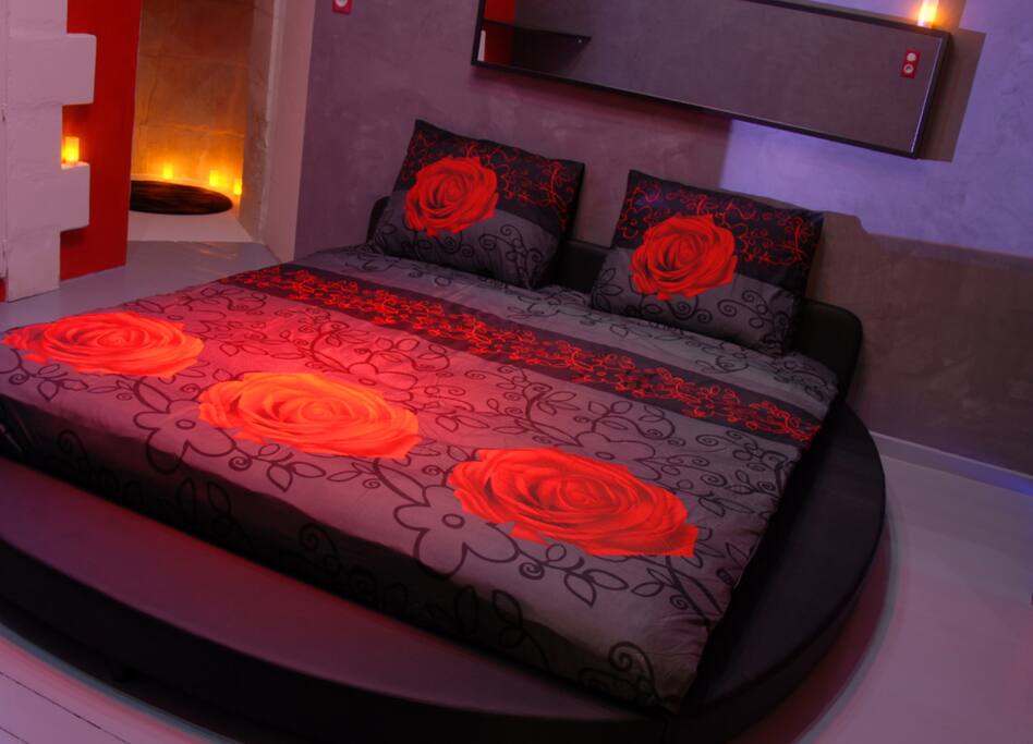 Lit rond donnant sur terrasse