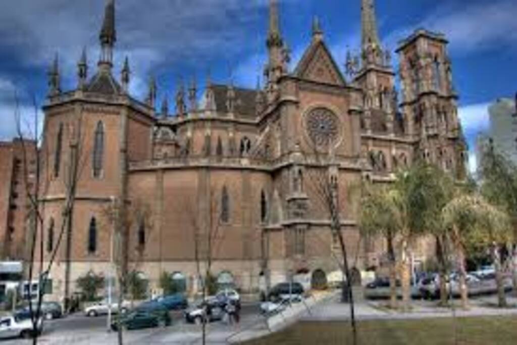 Vista de costado de la BASILICA DEL SAGRADO CORAZON