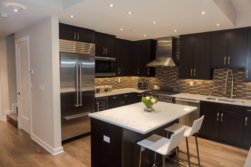 Gourmet cook's kitchen. Vitamix too!