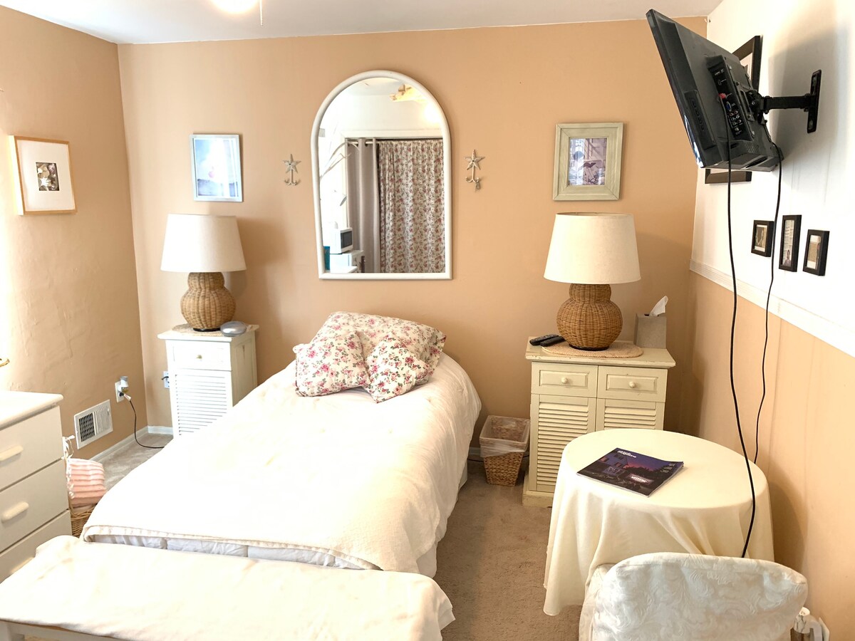 Вашата соба! Со телевизор, мини фрижидер, микробранова печка и машина за кафе.