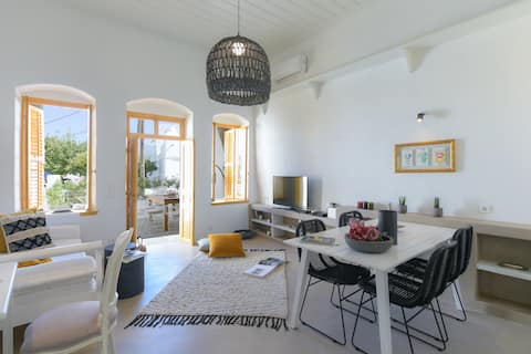 Top Airbnb: Deux Siecles Spacious Home-Prime Downtown Location in Δήμος Σίφνου