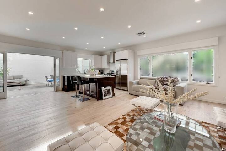 1000sqft Deck!10% OFF PROMO!In doorout door space.