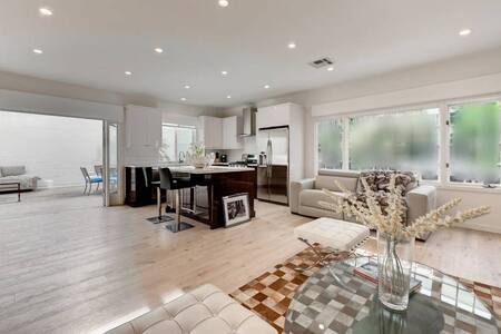 ULTRA LUX PAD . 1st WEEK FREE . WALK TO RODEO DR.!